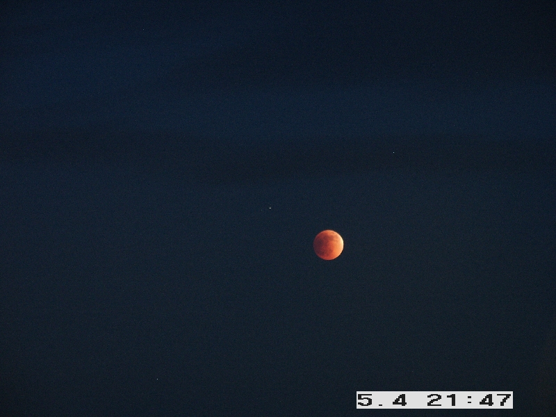 Totale  Mondfinsternis am Dämmerungshimmel über dem Westerwald am 04.05.2004 um 21.47 MESZ