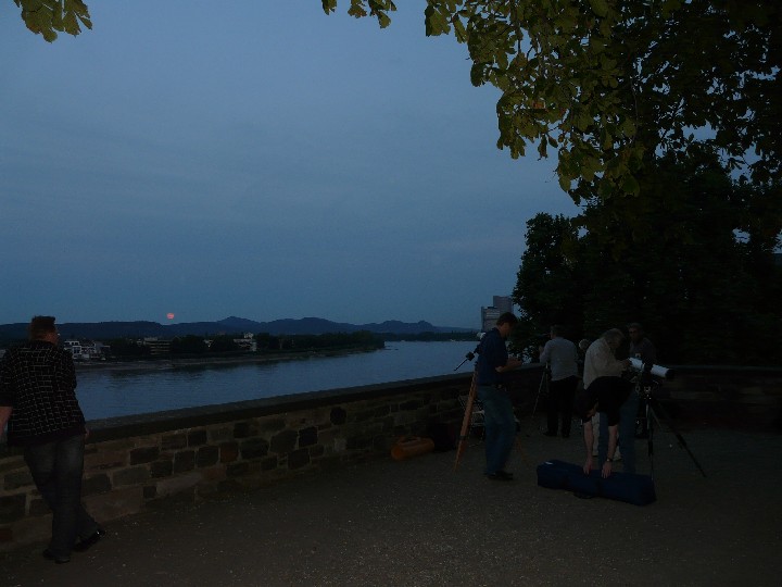 Mitglieder der Volkssternwarte Bonn beobachtern den Mondaufgang, aufgenommen um 20.57 MESZ