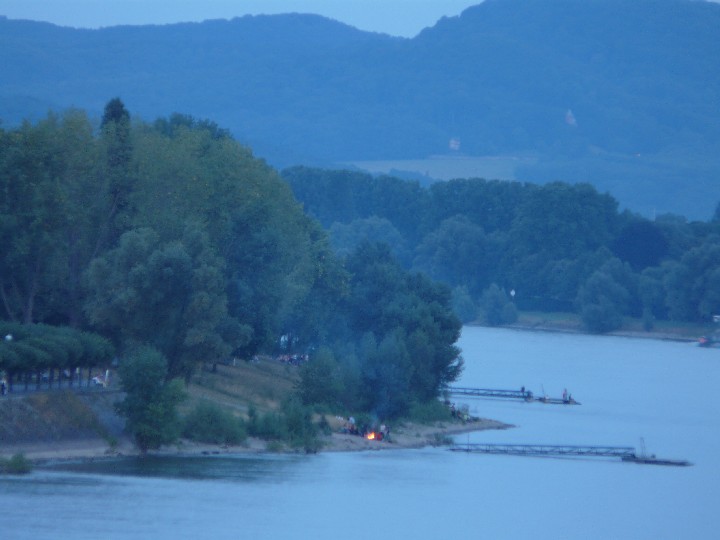 Eines der zahlreichen Grillfeuer, die an warmen Sommerabenden am Rheinufer brennen, aufgenommen um 20.59 MESZ