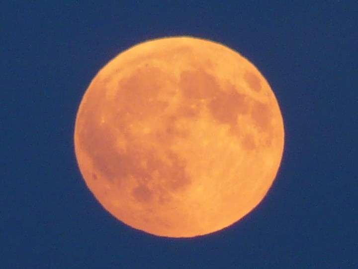 Der Vollmond über dem Siebengebirge; der Halbschatten ist links unten bereits schwach erkennbar, aufgenommen um 21.02 MESZ