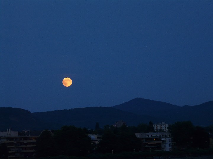 Der Vollmond über dem Siebengebirge; der Halbschatten ist link sunten bereits schwach erkennbar, aufgenommen um 21.03 MESZ am Alten Zoll