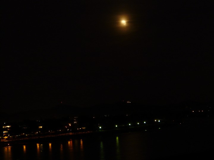 Der bereits deutlich angeknabberte Mond über Beuel und dem Siebengebirge, aufgenommen um 22.01 MESZ am Alten Zoll