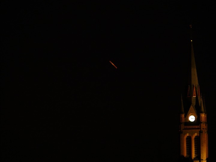 Miniatur-Heißluftballon neben der Kirche St. Josef in Bonn-Beuel, aufgenommen um 22.15 MESZ