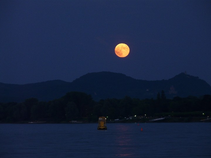 Mondaufgang über dem Siebengebirge am 26.06.2010, aufgenommen am Bonner Rheinufer einige hundert Meter südlich vom Alten Zoll