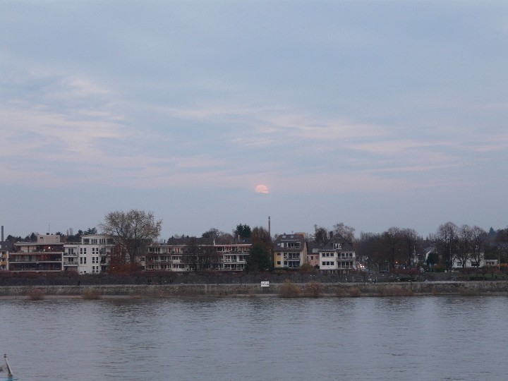 Mondaufgang über Bonn-Beuel am 21.11.2010, aufgenommen am Bonner Rheinufer an der Zweiten Fährgasse