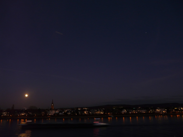 Mond, Jupiter (rechts oben) und ein Flugzeug (links oben)